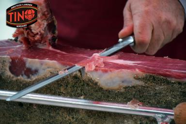 ¿Cómo cortar un jamón?      Usar siempre cuchillos bien afilados.